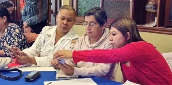 Mujeres lideresas en Nariño realizan un ejercicio para apropiarse de su espacio de formación virtual. 