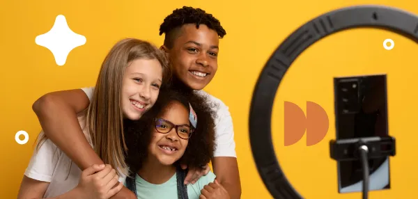 Niños posando frente a una cámara