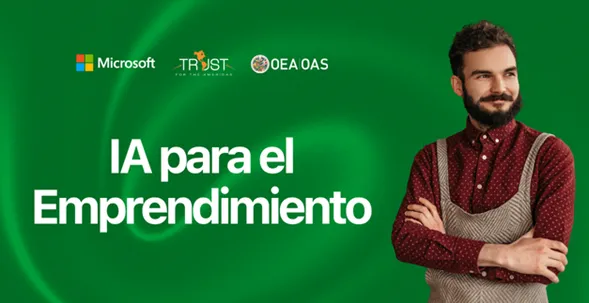 Persona emprendedora frente a un fondo color verde. Sonriendo y con brazos cruzados. 