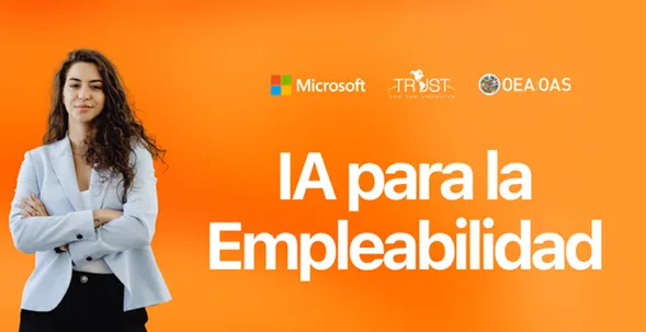 Persona sonriendo y con brazos cruzados frente a un fondo color naranja que representa a una joven profesionista. 