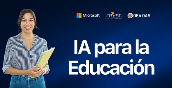 Persona sonriente con una libreta entre sus brazos, frente a un fondo azul marino. 