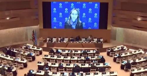 Personas reunidas en una convención.