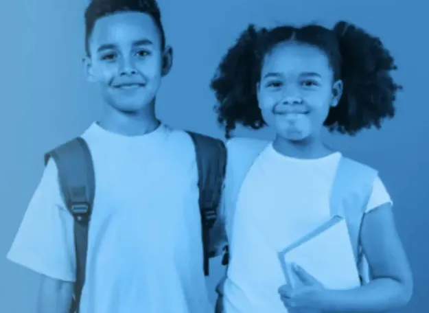 Una niña y un niño sonrientes, con accesorios escolares, ambos representan la esperanza.